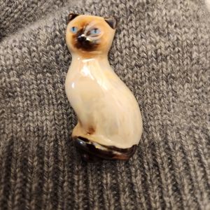 🪻2/ $30 Vintage cat brooch.